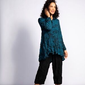 189B. LIV by Habitat Teal and Black Women's Top - Size Medium